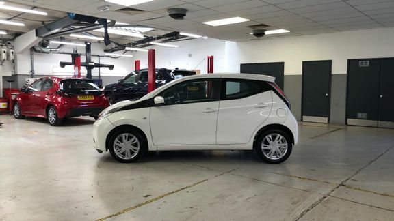 Toyota Aygo 1.0 Vvt-i X-play X-shift White #24