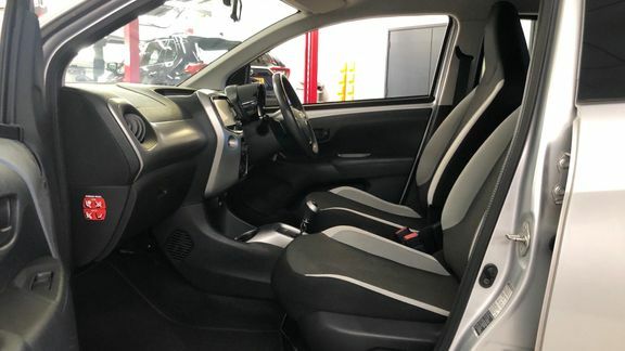 Toyota Aygo X X-play 1.0 X-sft X-touch Silver #5