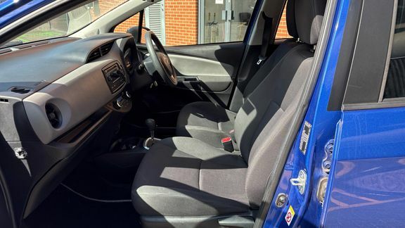Toyota Yaris Active Hybrid Blue #5