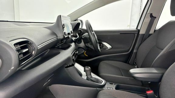 Toyota Yaris Icon White #5