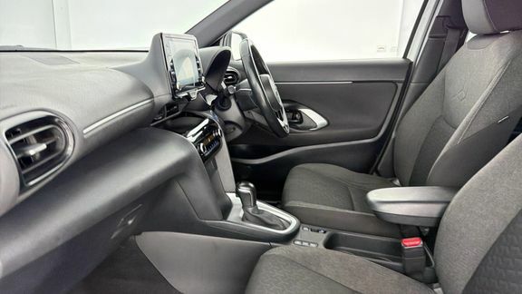 Toyota Yaris Cross Design Fwd White #5