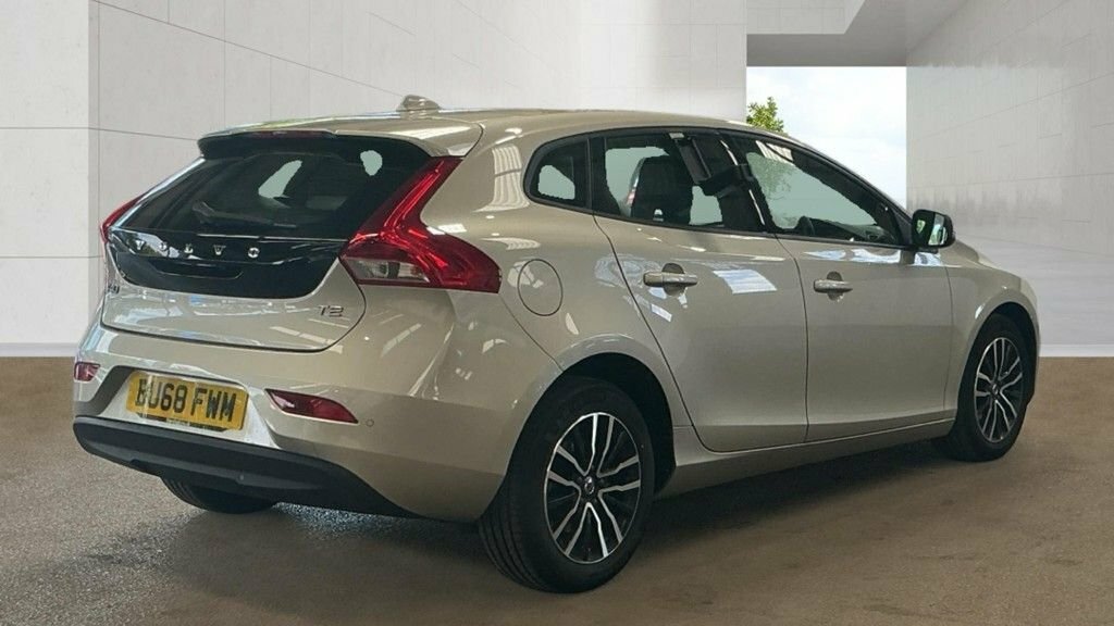 Volvo V40 2L Momentum Nav Plus Gold #4