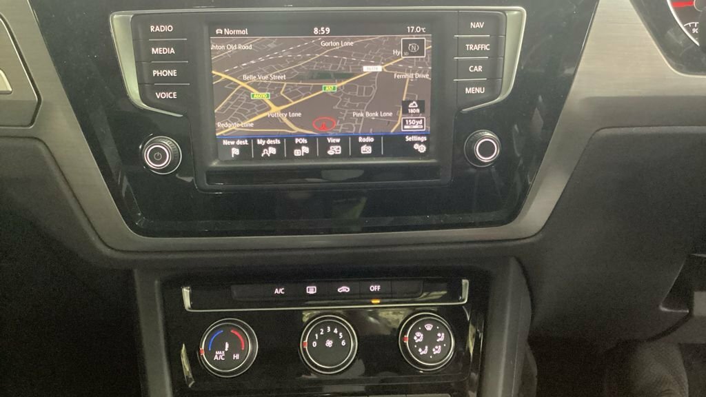 Volkswagen Touran 1.6L Se Family Black #4