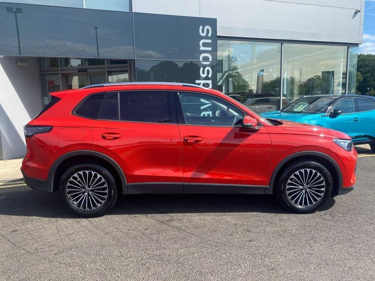 Volkswagen Tiguan 1.5 Etsi Mhev Match Suv Hybrid Dsg Euro LR25XCG Red #3