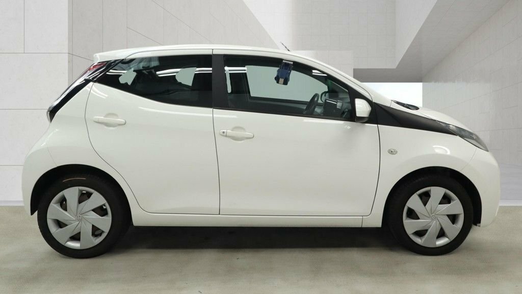 Toyota Aygo 1L X-play White #5