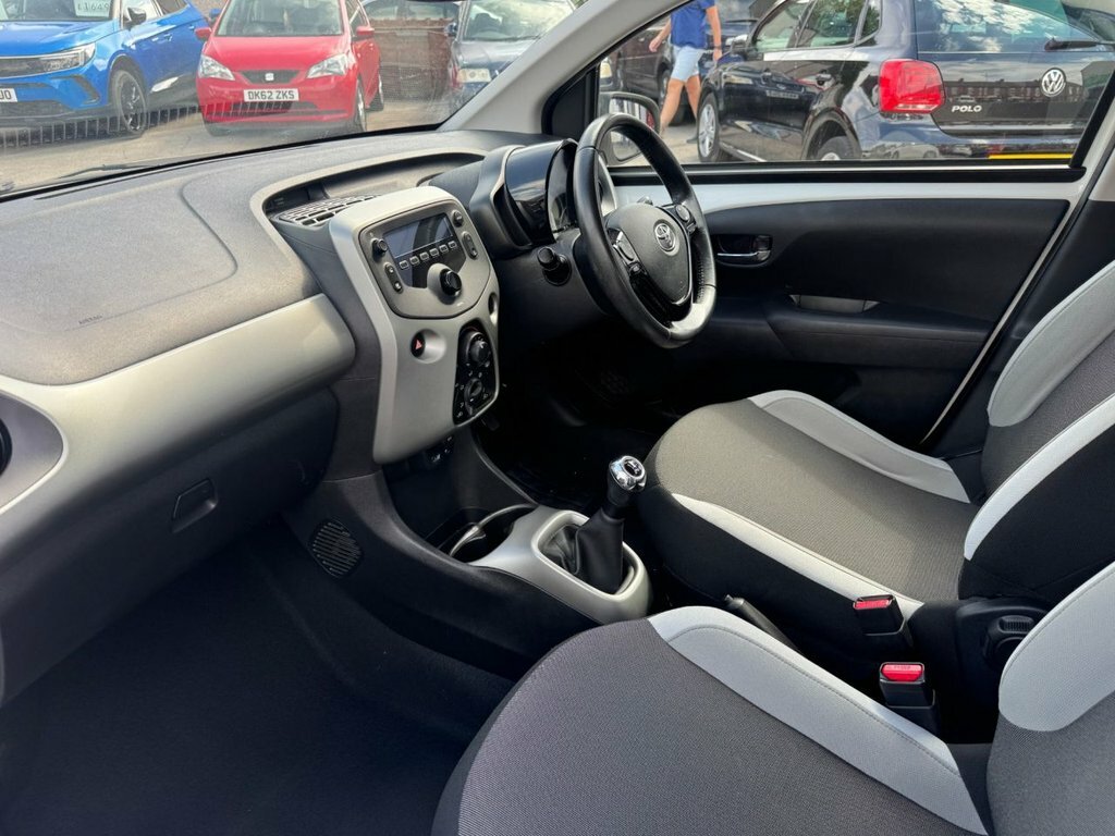 Toyota Aygo 1L X-play RK67GOC White #5