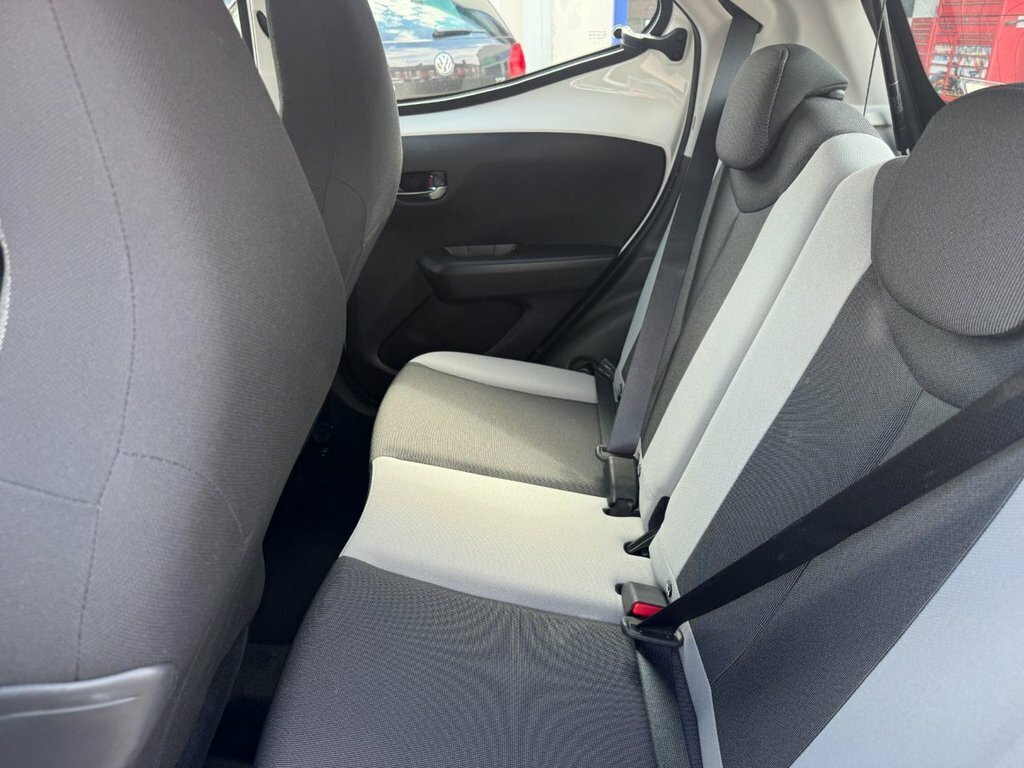 Toyota Aygo 1L X-play RK67GOC White #6