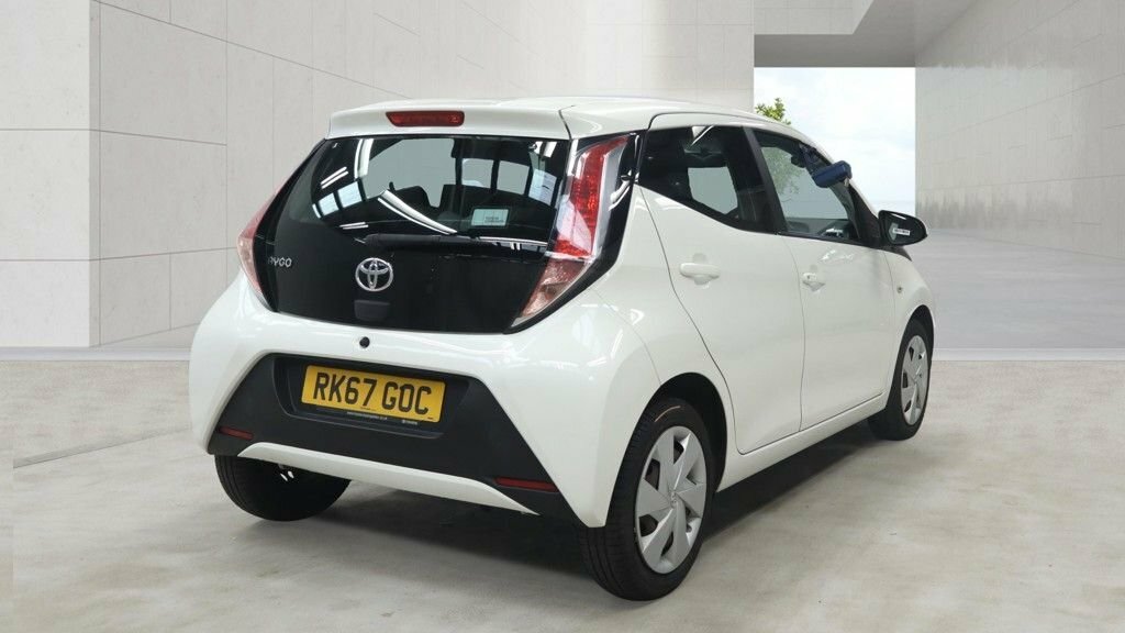 Toyota Aygo 1L X-play White #4