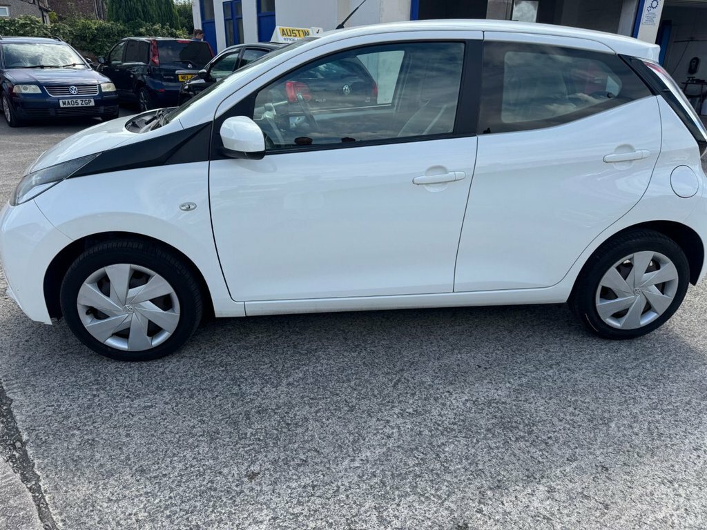 Toyota Aygo 1L X-play RK67GOC White #4