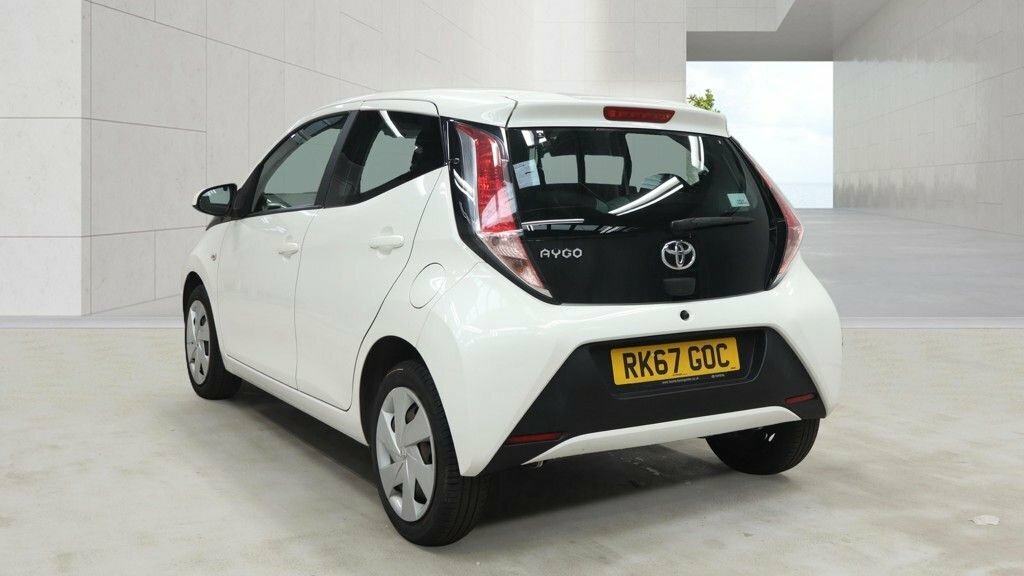 Toyota Aygo 1L X-play White #3