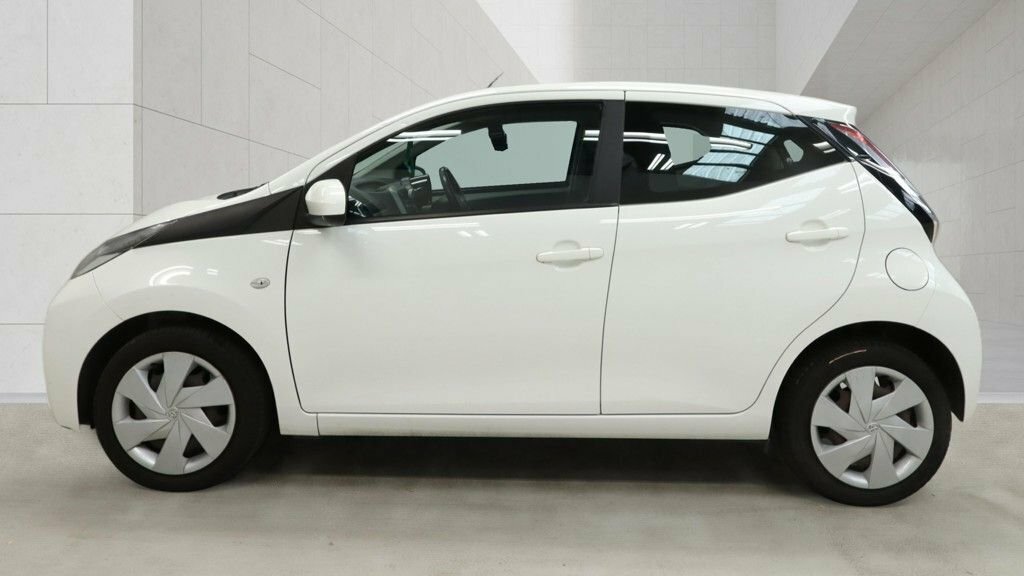 Toyota Aygo 1L X-play White #6