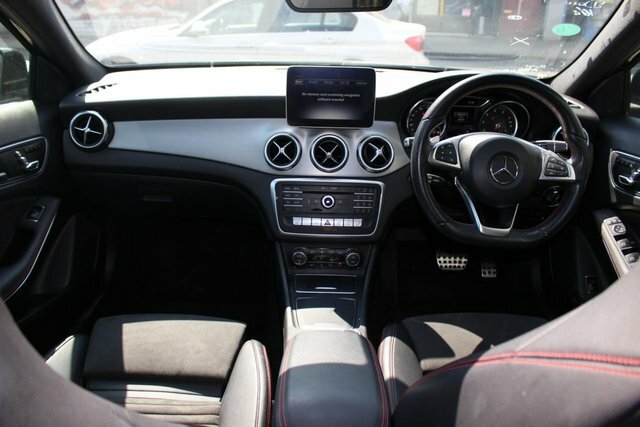 Mercedes-Benz GLA Class Gla200 Amg Line Edition Black #2