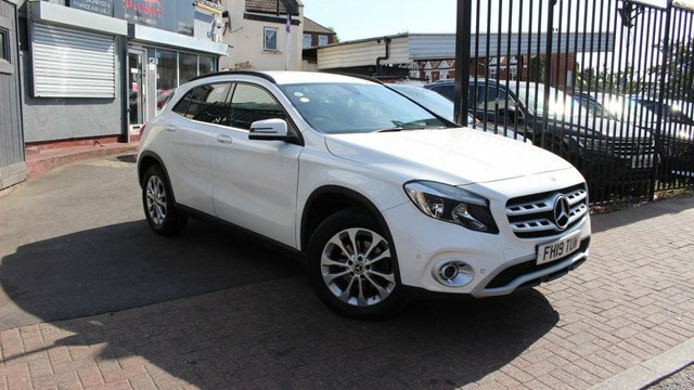 Mercedes-Benz GLA Class Gla200 Se Executive Suv White #2