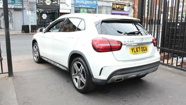 Mercedes-Benz GLA Class Gla200 Amg Line Premium White #5