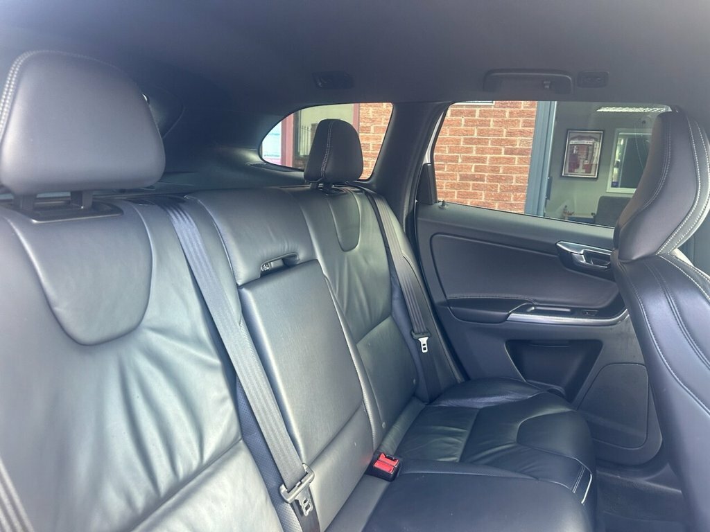 Volvo XC60 2.4L R-design Lux Nav White #6