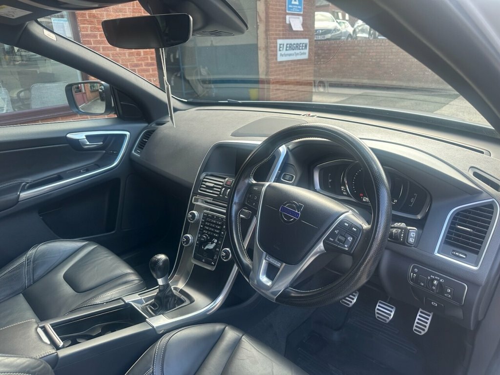 Volvo XC60 2.4L R-design Lux Nav White #4