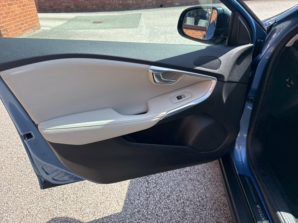 Volvo V40 Cross Country Hatchback Red #27