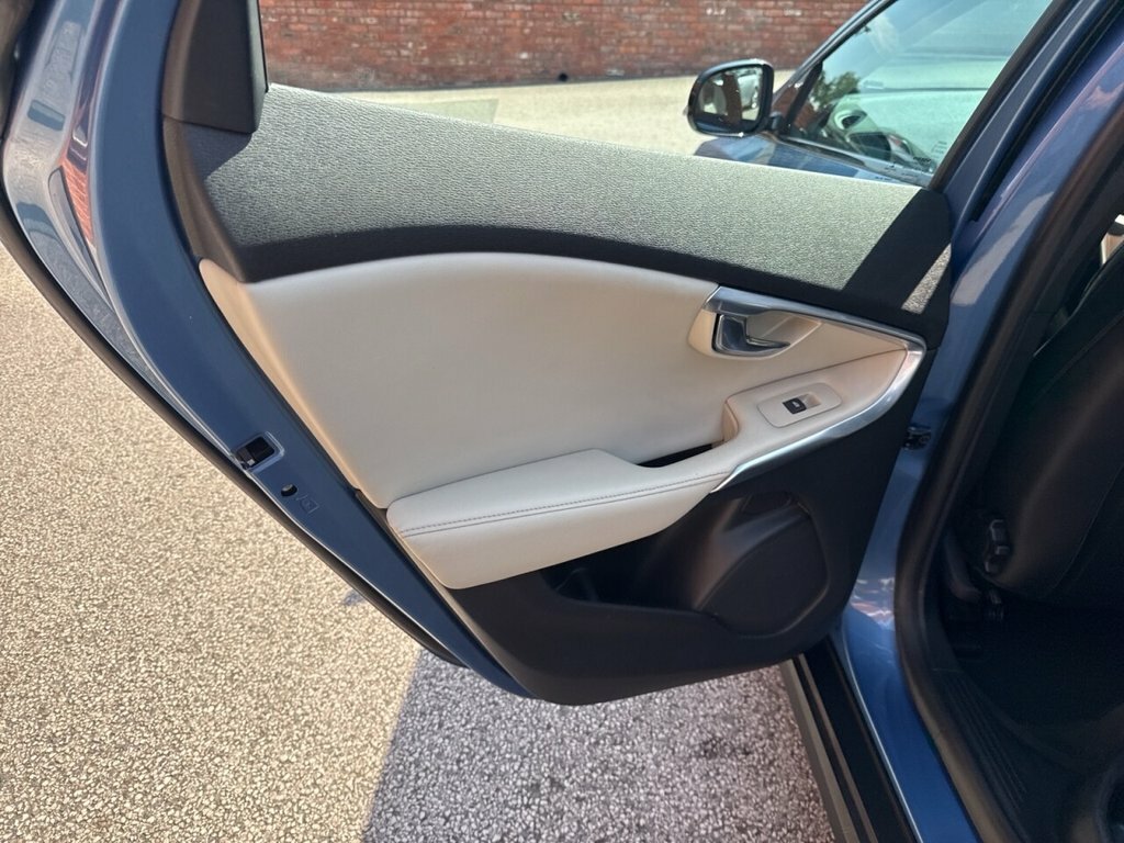 Volvo V40 Cross Country Hatchback Red #28