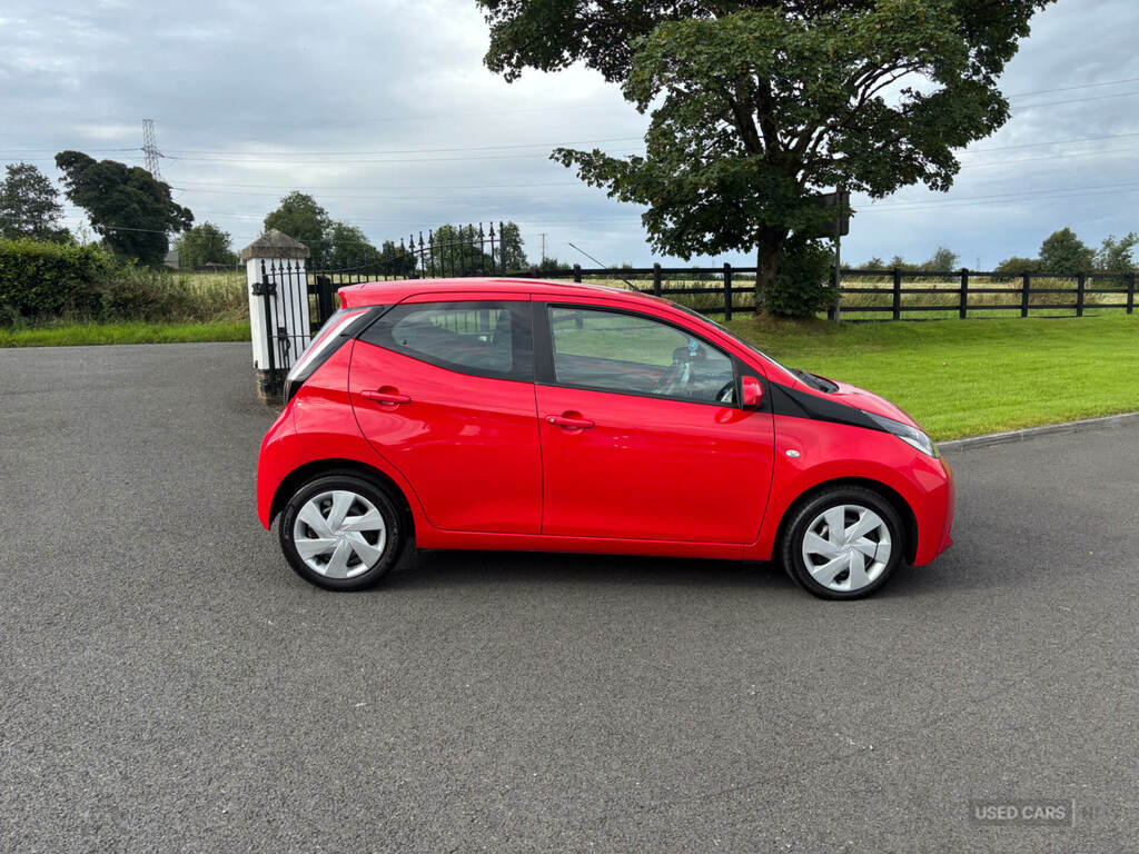 Toyota Aygo 1.0 Vvt-i X- Play Red #4