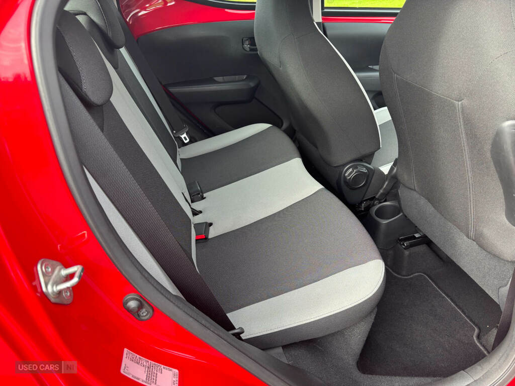 Toyota Aygo 1.0 Vvt-i X- Play Red #6