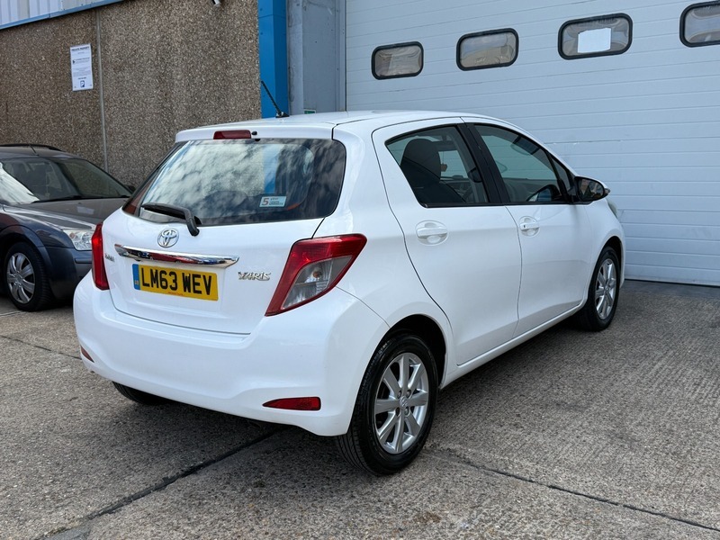 Toyota Yaris 1.3 Dual Vvt-i Sr LM63WEV White #4