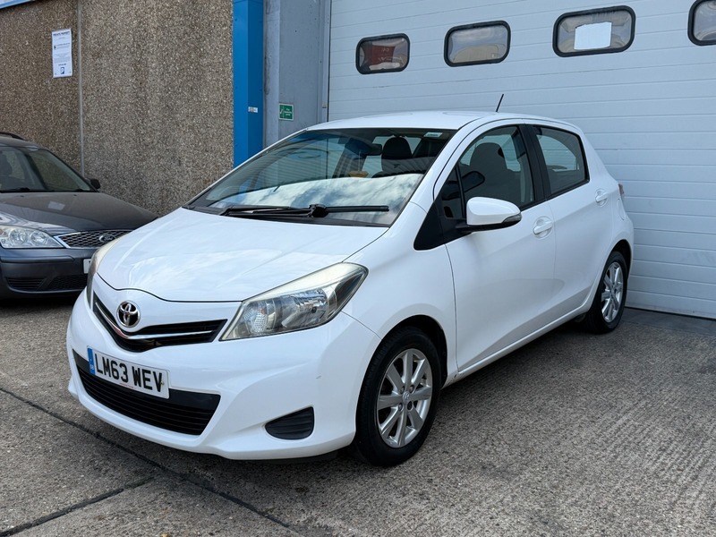 Toyota Yaris 1.3 Dual Vvt-i Sr LM63WEV White #3