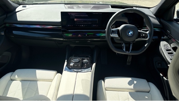 BMW i5 40 83.9Kwh M Sport Edrive 11Kw Charger Black #4