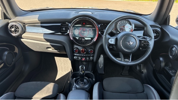 Mini Hatch Cooper Sport Steptronic Euro 6 LG22XVB Black #4