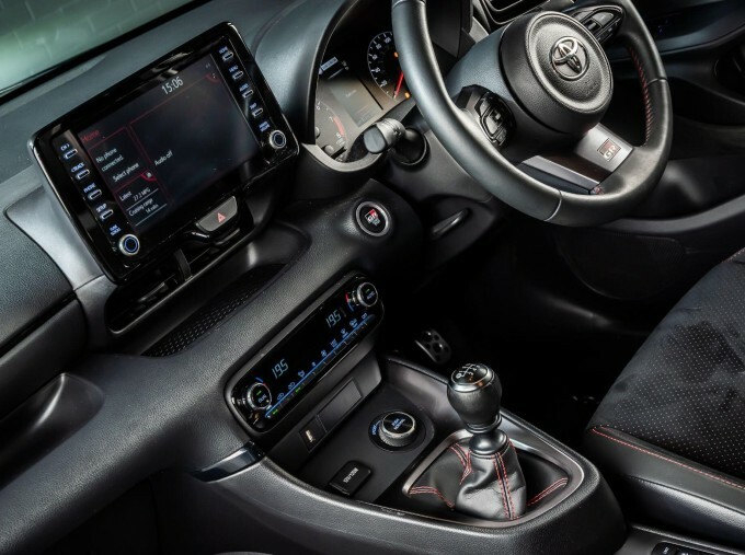 Toyota Yaris 1.5 Hybrid Design Cvt Silver #28