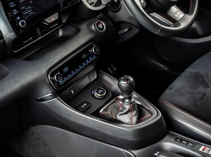 Toyota Yaris 1.5 Hybrid Design Cvt Silver #29