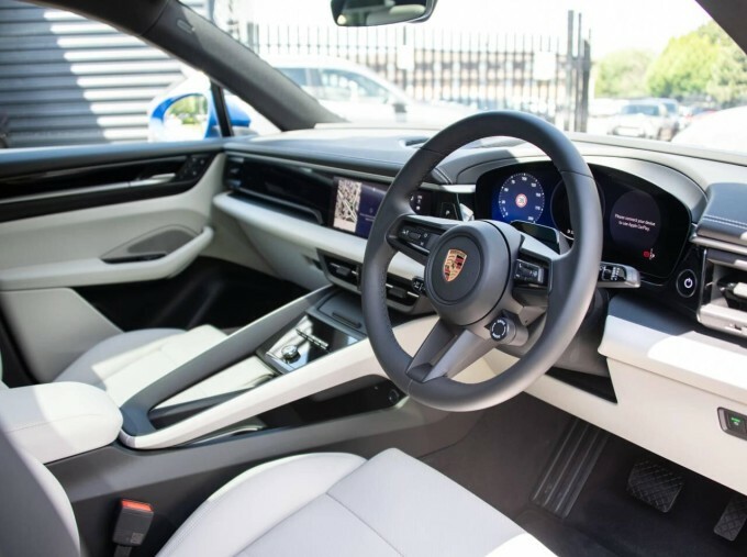 Porsche Macan 100Kwh 5-Door Blue #4