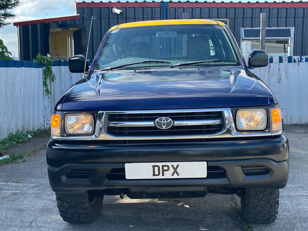 Toyota HILUX Pickup 2dr Diesel Manual Red #8