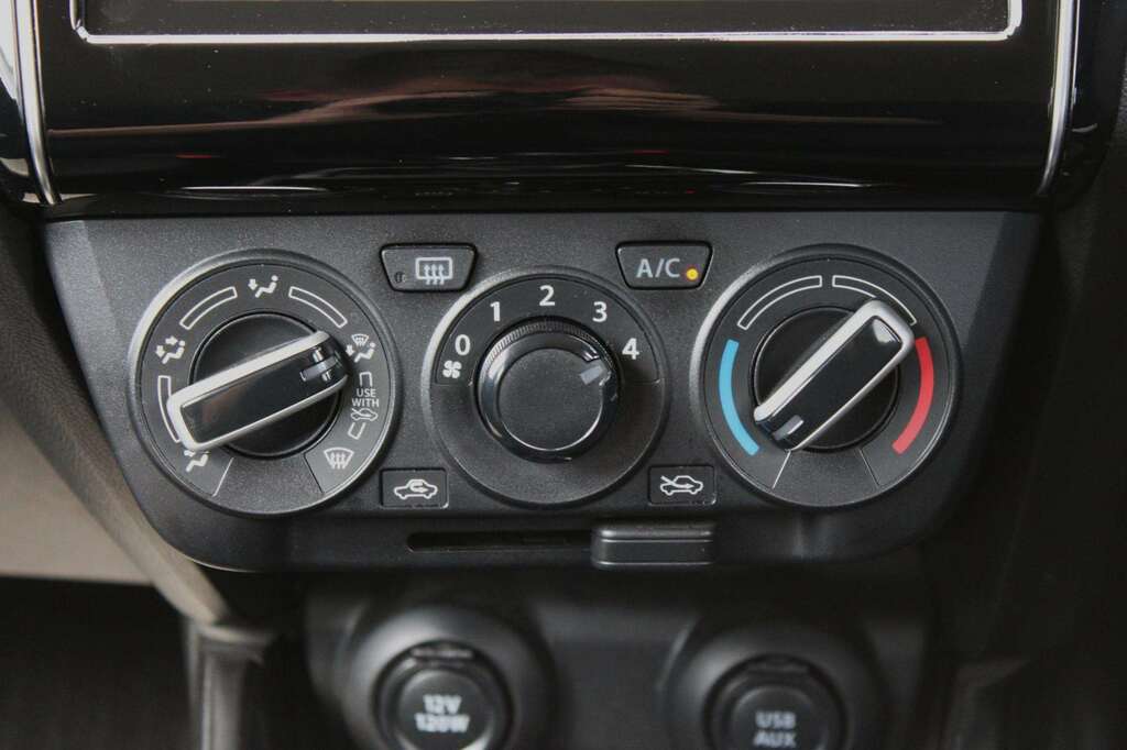 Suzuki Swift 1.2 Dualjet 83 12V Hybrid Sz5 Red #24