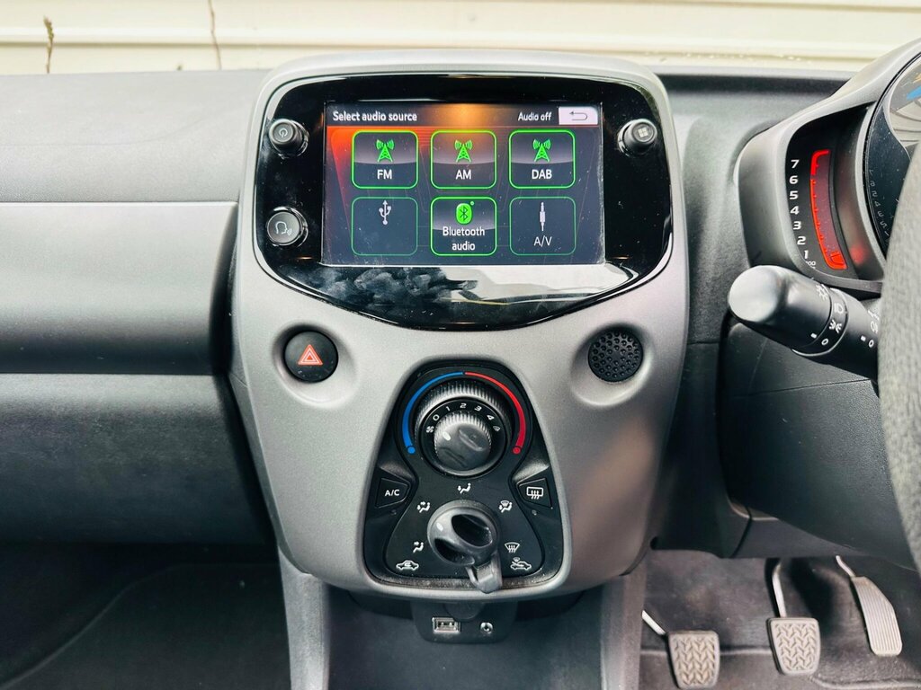 Toyota Aygo 1.0 Vvt-i X-play White #46