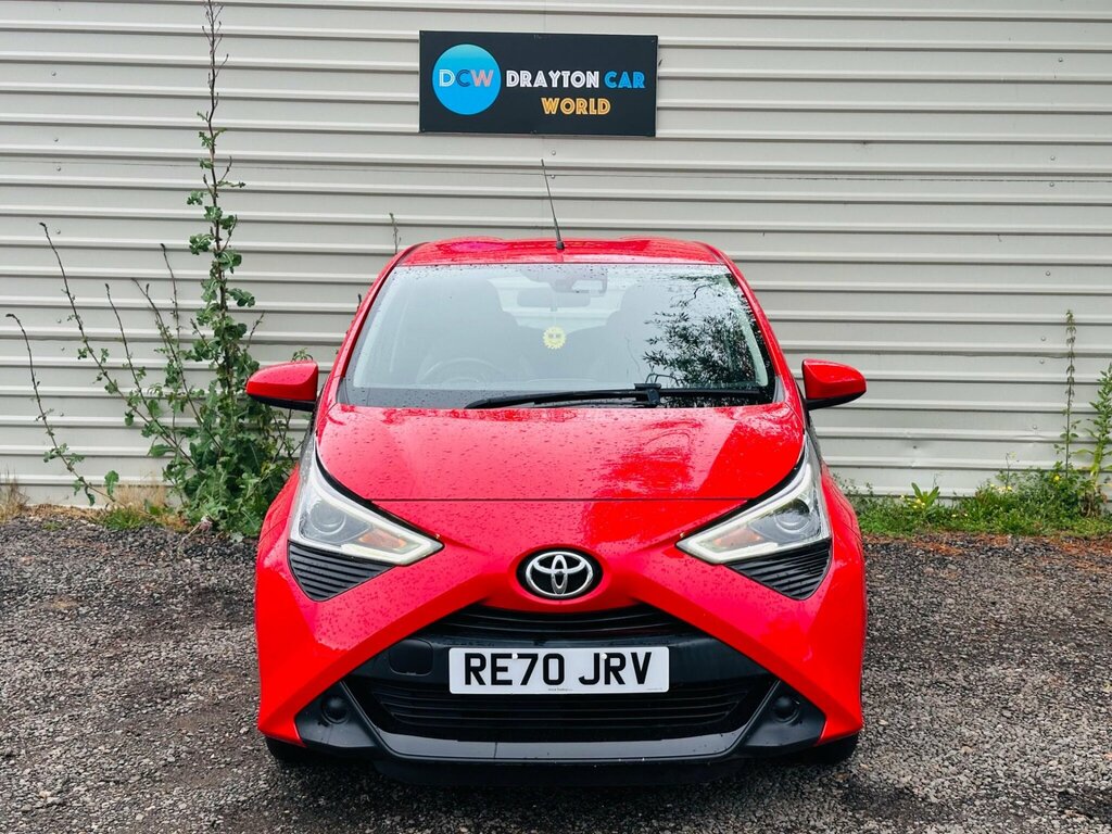 Toyota Aygo 1.0 Vvt-i X-play Euro 6 Safety Sense Red #2