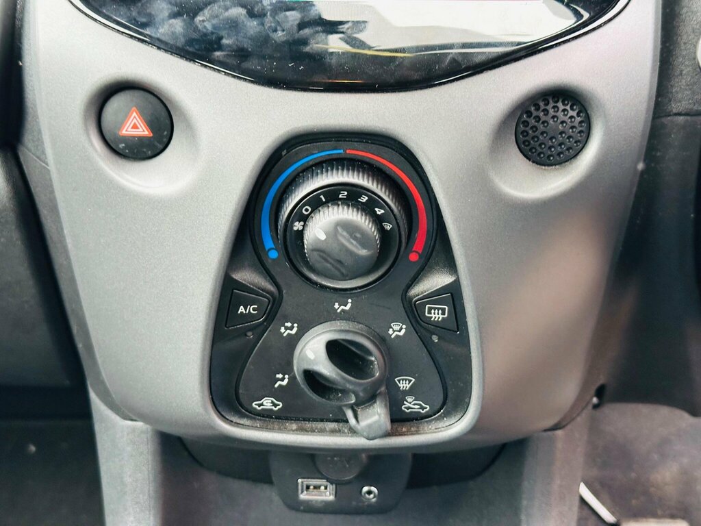 Toyota Aygo 1.0 Vvt-i X-play White #50