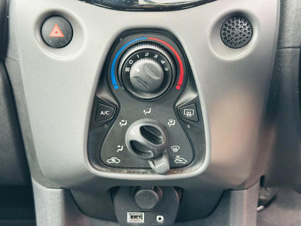 Toyota Aygo 1.0 Vvt-i X-play White #49