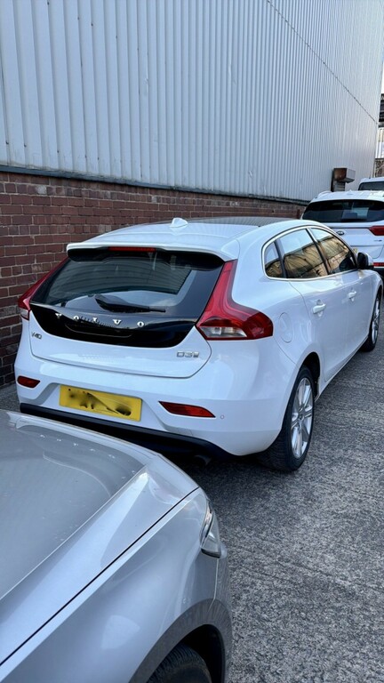 Volvo V40 Hatchback 2.0 Inscription D3 2017 White #3