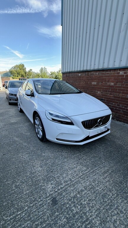Volvo V40 Hatchback 2.0 Inscription D3 2017 White