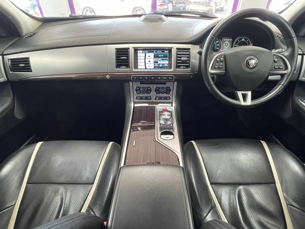 Jaguar XF Diesel Black #2
