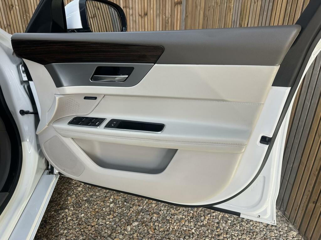 Jaguar XF 2.0I Portfolio Sportbrake Euro 6 Ss White #20