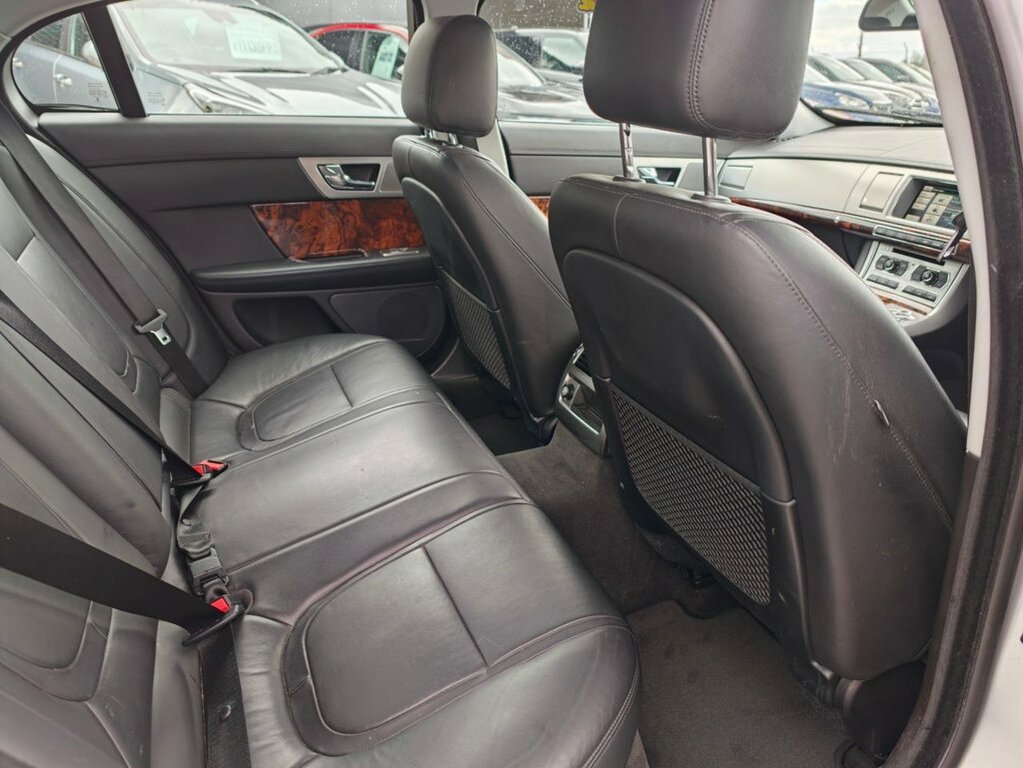 Jaguar XF Se Business Blue #10