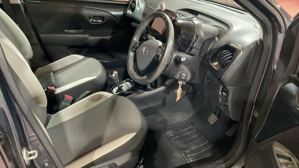 Toyota Aygo 1.0 Vvt-i X Red #9