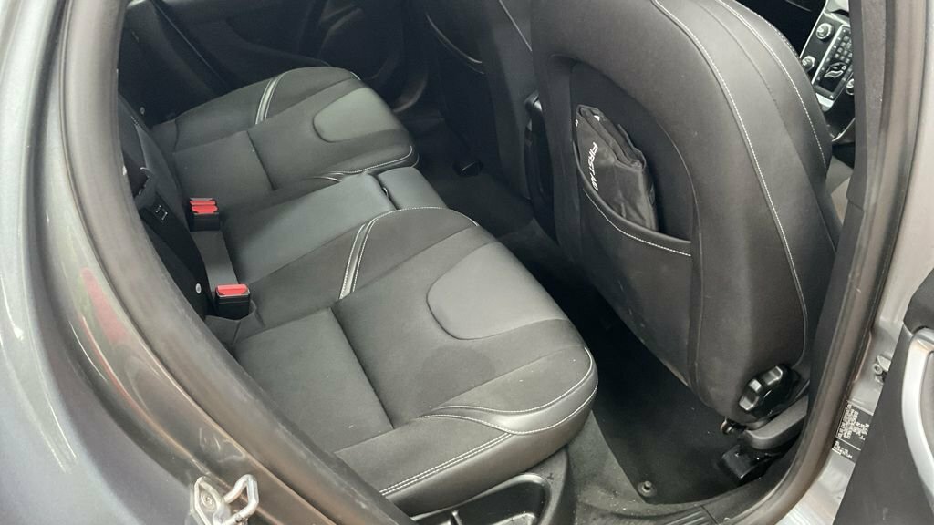 Volvo V40 2L Momentum Nav Plus Grey #2