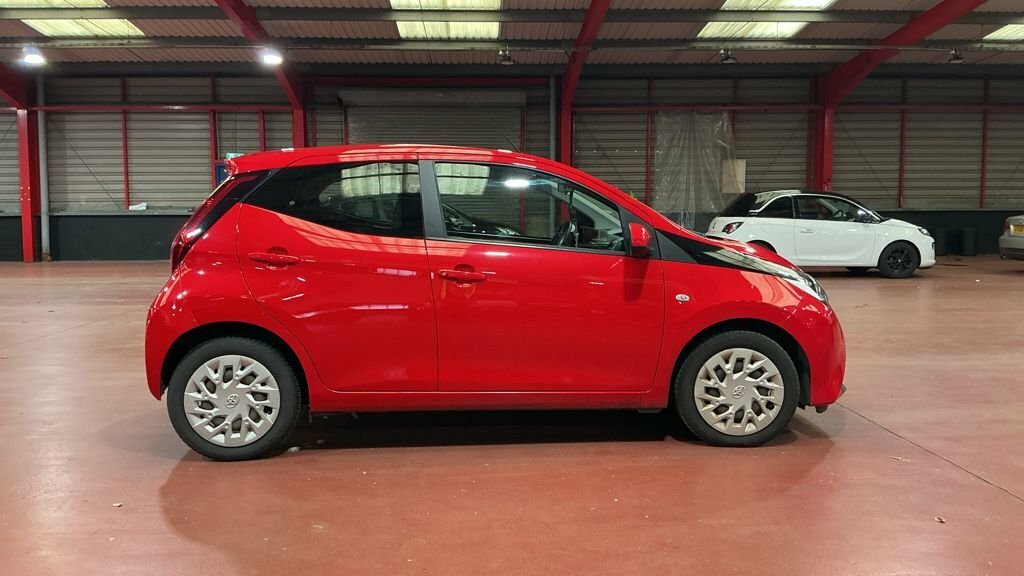 Toyota Aygo 1L X-play Red #5