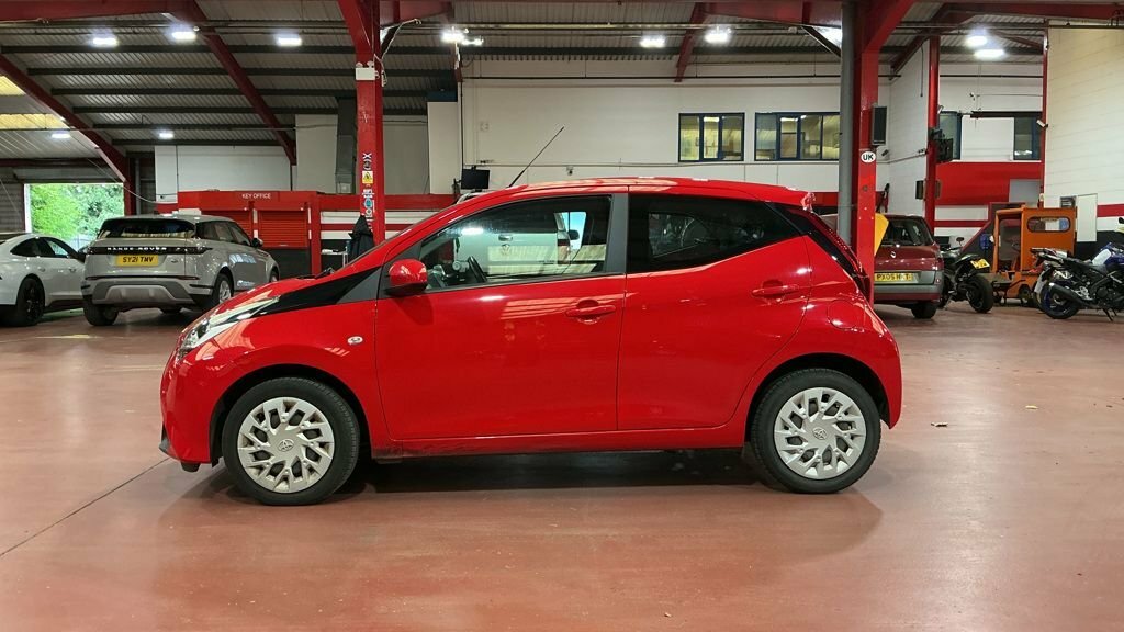 Toyota Aygo 1L X-play Red #4