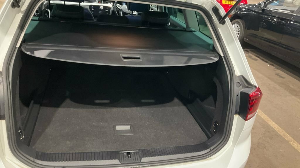 Volkswagen Passat 2L Sel White #2