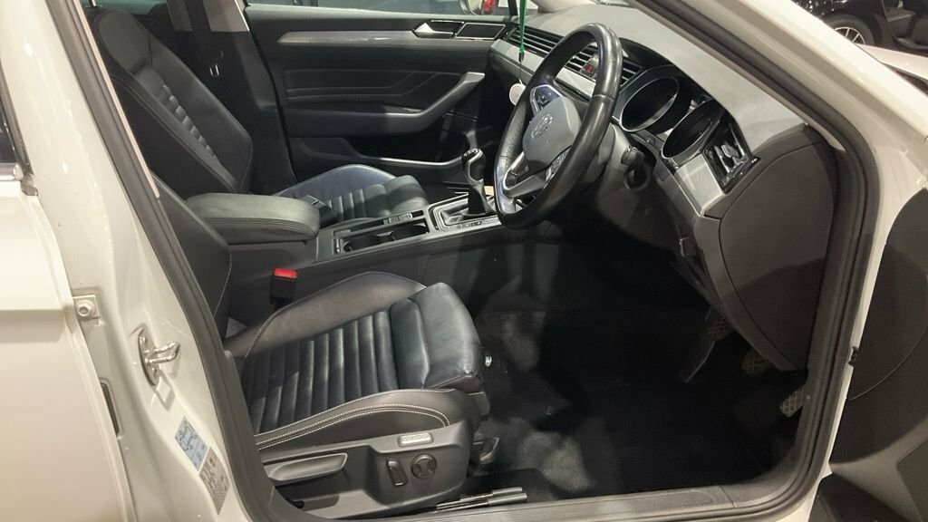 Volkswagen Passat 2L Sel White