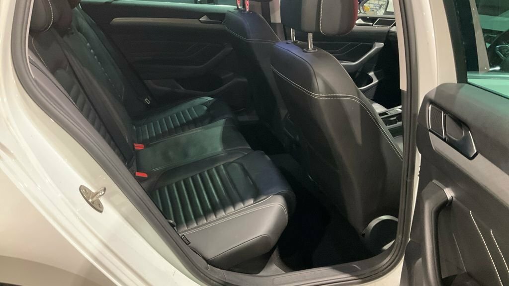 Volkswagen Passat 2L Sel White #3