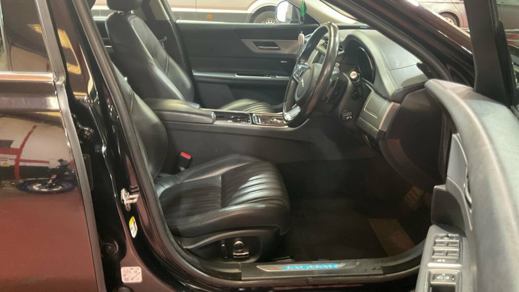 Jaguar XF 2L Portfolio Black